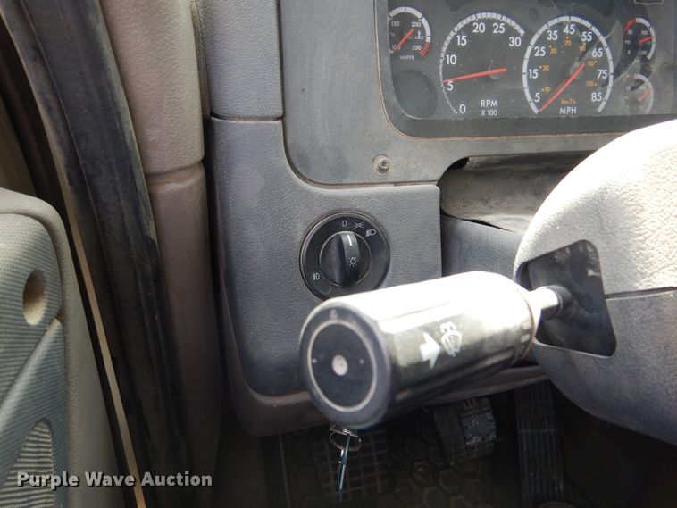 image for item DK4320 2015 Freightliner Cascadia 125  semi truck