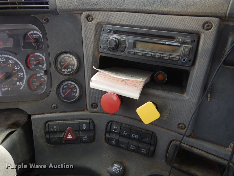 image for item DK4320 2015 Freightliner Cascadia 125  semi truck