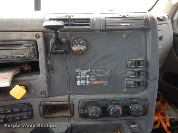 image for item DK4320 2015 Freightliner Cascadia 125  semi truck