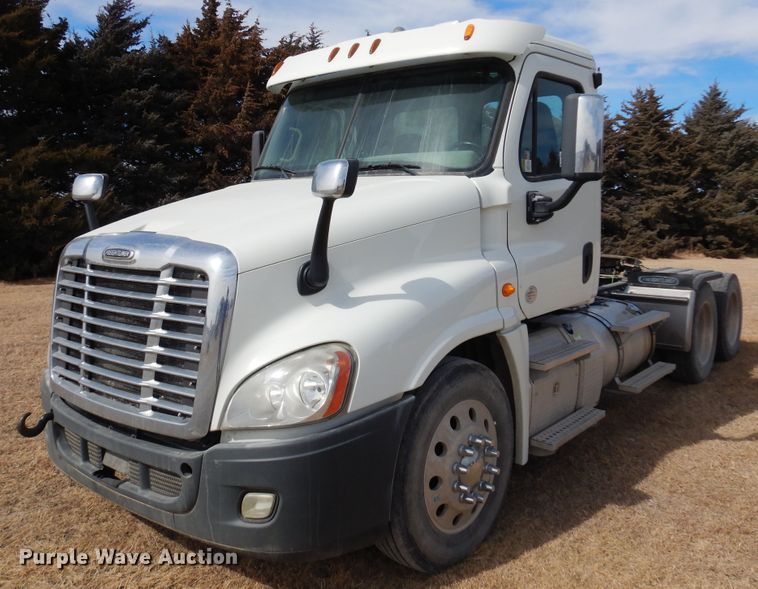 image for item DK4320 2015 Freightliner Cascadia 125  semi truck