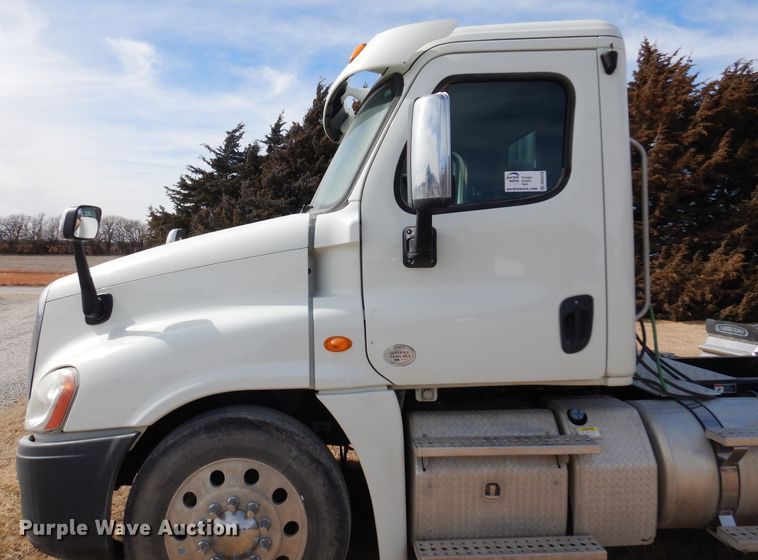 image for item DK4320 2015 Freightliner Cascadia 125  semi truck