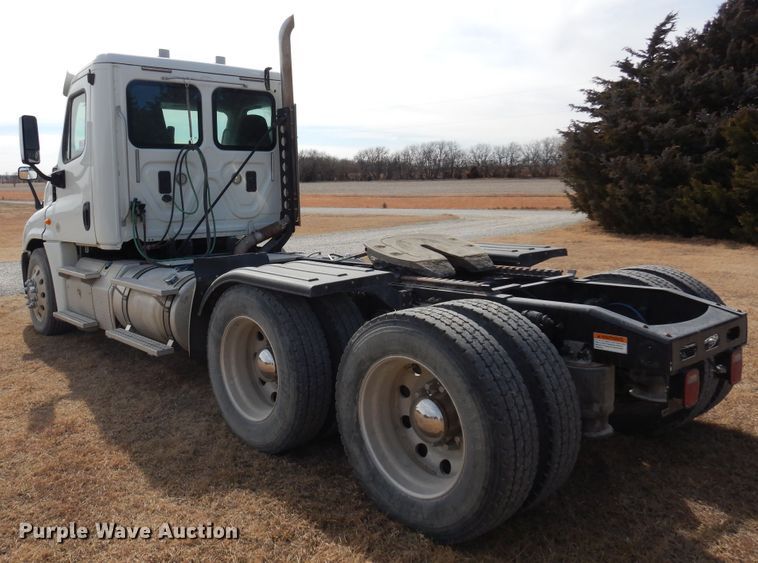 image for item DK4320 2015 Freightliner Cascadia 125  semi truck