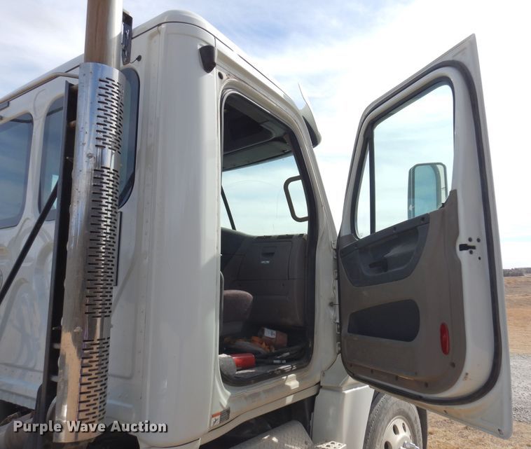 image for item DK4320 2015 Freightliner Cascadia 125  semi truck