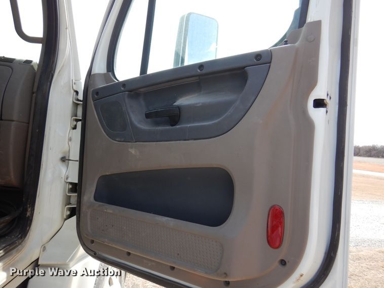 image for item DK4320 2015 Freightliner Cascadia 125  semi truck