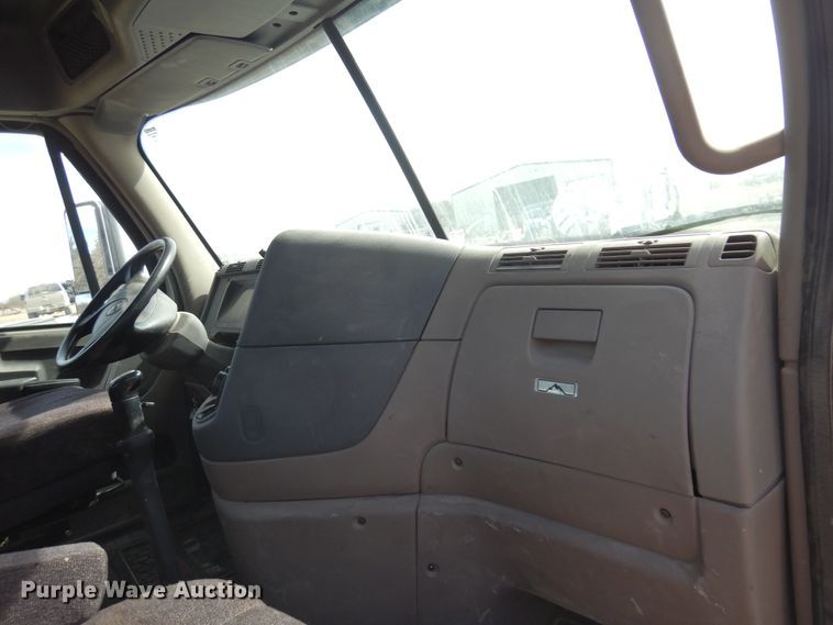 image for item DK4320 2015 Freightliner Cascadia 125  semi truck