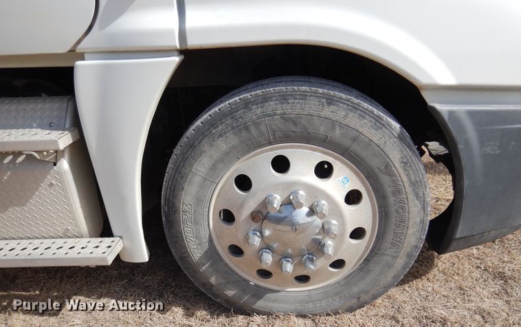 image for item DK4320 2015 Freightliner Cascadia 125  semi truck