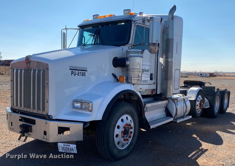 image for item DL1445 2013 Kenworth T800  semi truck