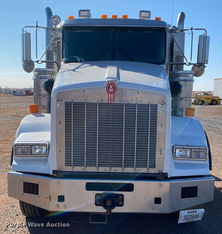 image for item DL1445 2013 Kenworth T800  semi truck