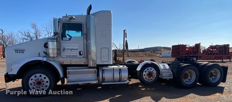 image for item DL1445 2013 Kenworth T800  semi truck