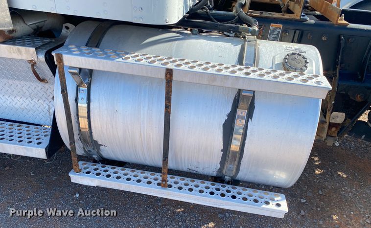 image for item DL1445 2013 Kenworth T800  semi truck