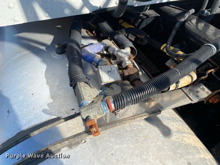 image for item DL1445 2013 Kenworth T800  semi truck