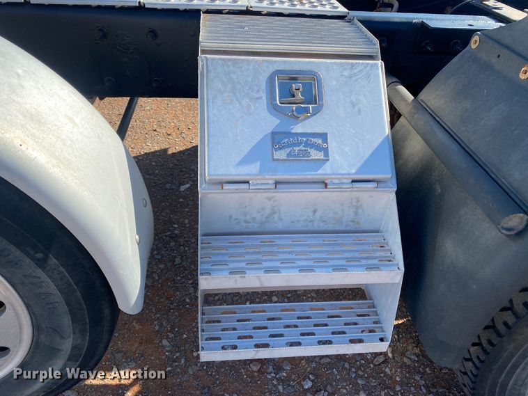 image for item DL1445 2013 Kenworth T800  semi truck