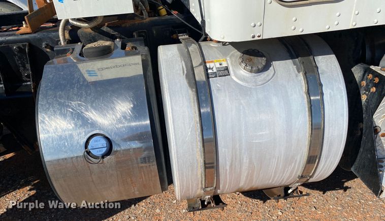 image for item DL1445 2013 Kenworth T800  semi truck