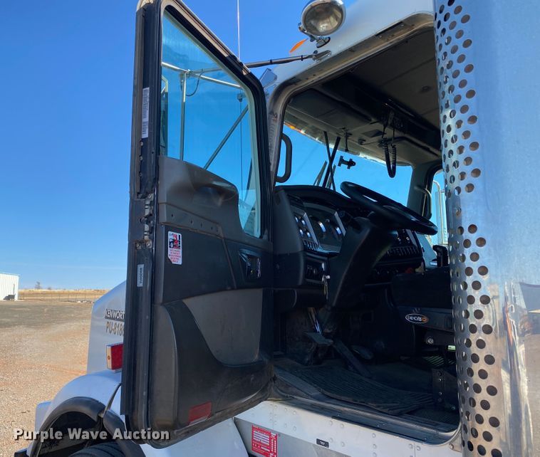 image for item DL1445 2013 Kenworth T800  semi truck