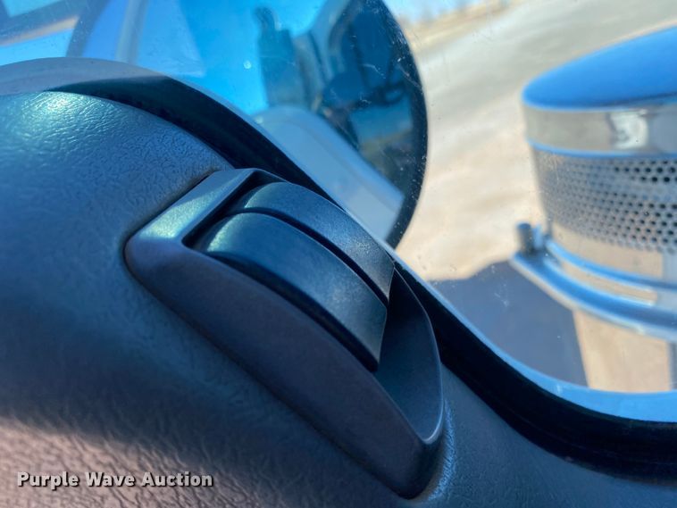 image for item DL1445 2013 Kenworth T800  semi truck