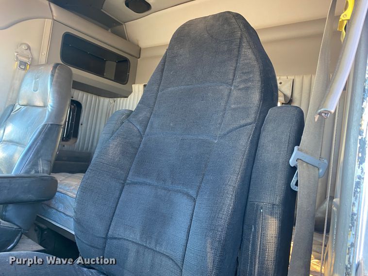 image for item DL1445 2013 Kenworth T800  semi truck