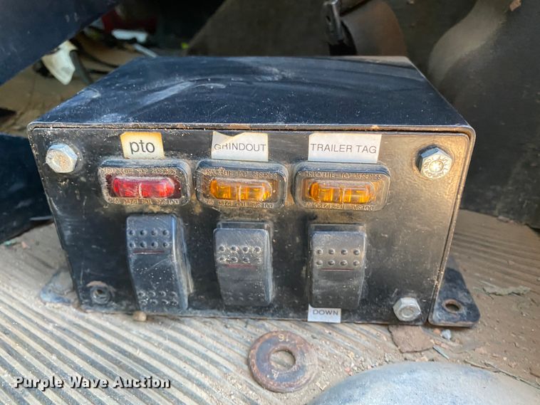 image for item DL1445 2013 Kenworth T800  semi truck