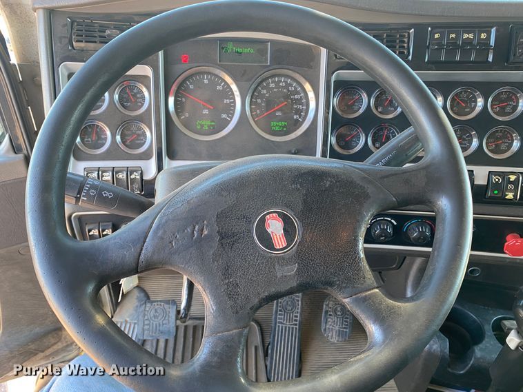 image for item DL1445 2013 Kenworth T800  semi truck