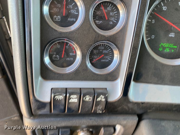 image for item DL1445 2013 Kenworth T800  semi truck