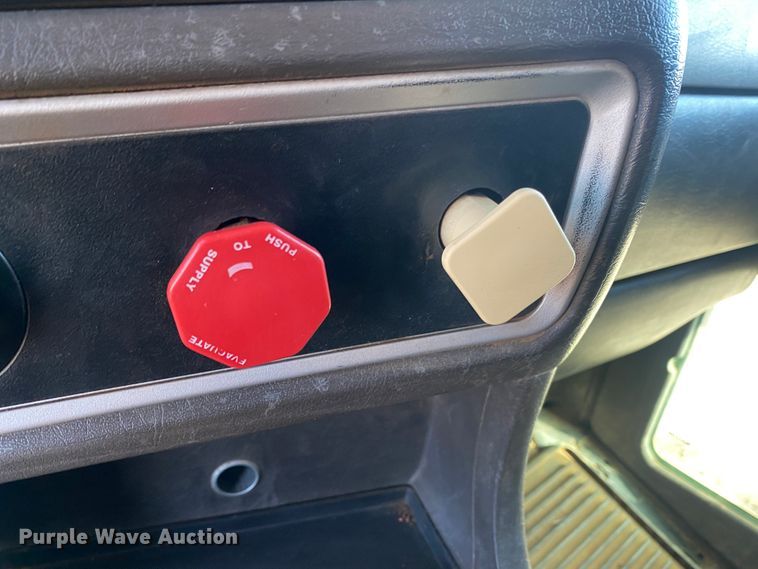 image for item DL1445 2013 Kenworth T800  semi truck