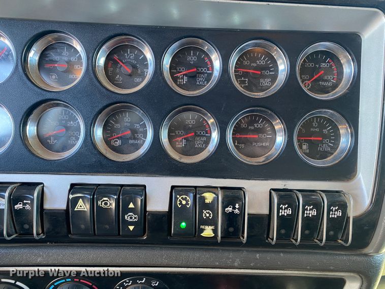 image for item DL1445 2013 Kenworth T800  semi truck