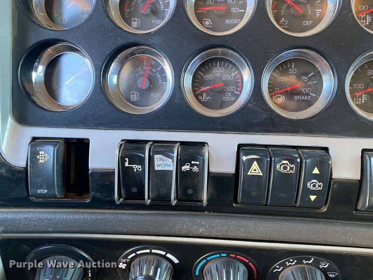 image for item DL1445 2013 Kenworth T800  semi truck