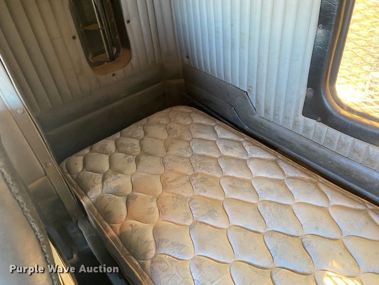 image for item DL1445 2013 Kenworth T800  semi truck