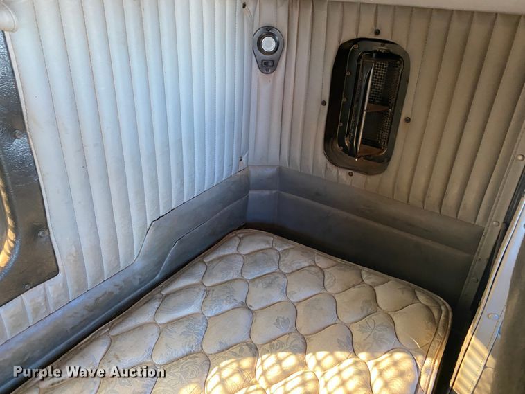 image for item DL1445 2013 Kenworth T800  semi truck