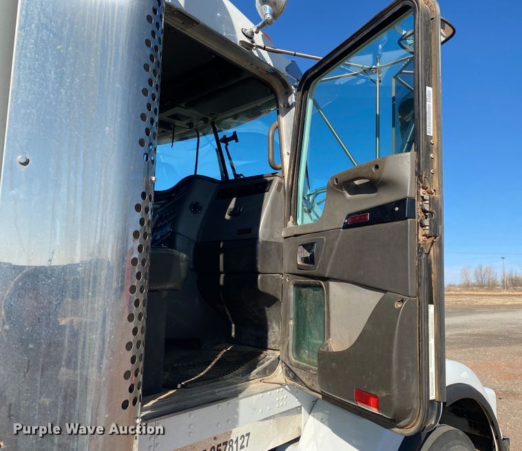 image for item DL1445 2013 Kenworth T800  semi truck