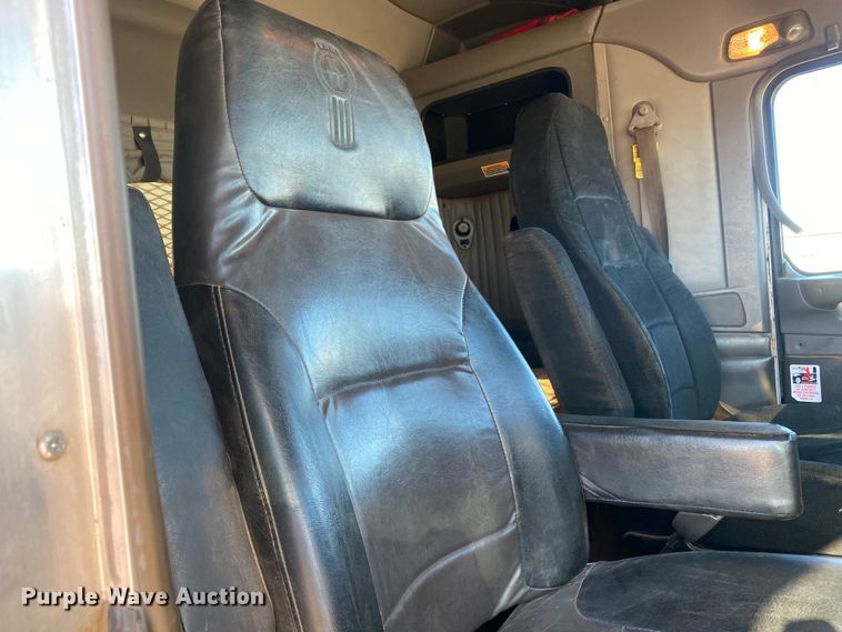 image for item DL1445 2013 Kenworth T800  semi truck