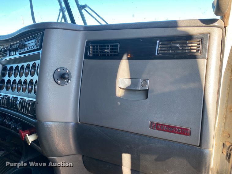 image for item DL1445 2013 Kenworth T800  semi truck
