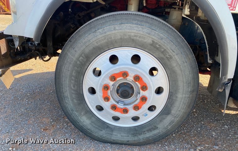 image for item DL1445 2013 Kenworth T800  semi truck