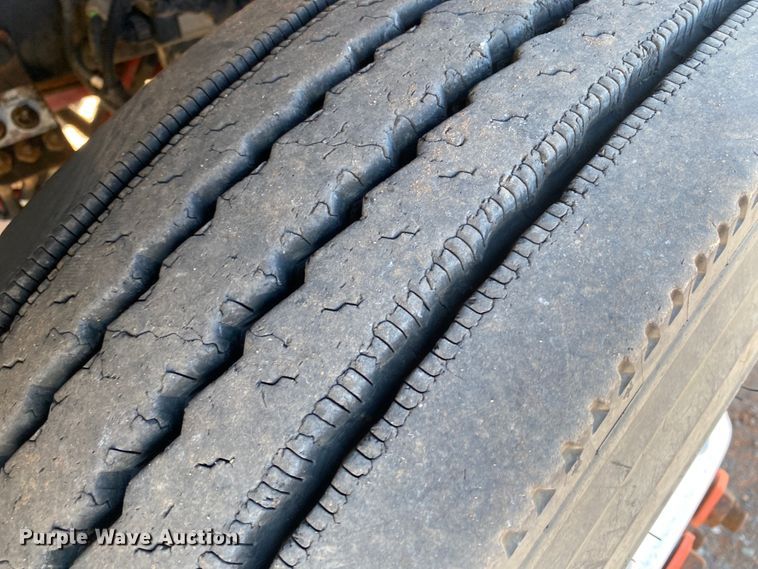 image for item DL1445 2013 Kenworth T800  semi truck