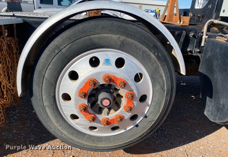 image for item DL1445 2013 Kenworth T800  semi truck