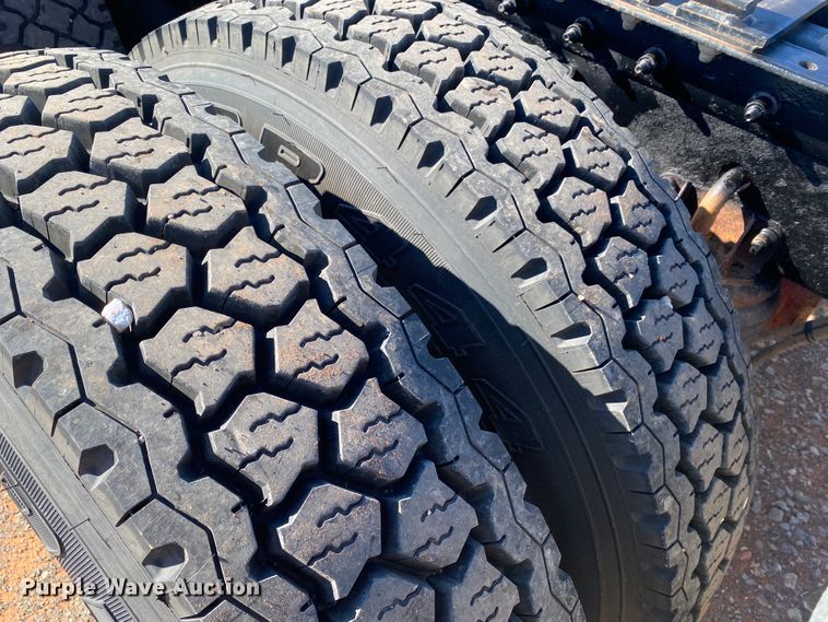 image for item DL1445 2013 Kenworth T800  semi truck