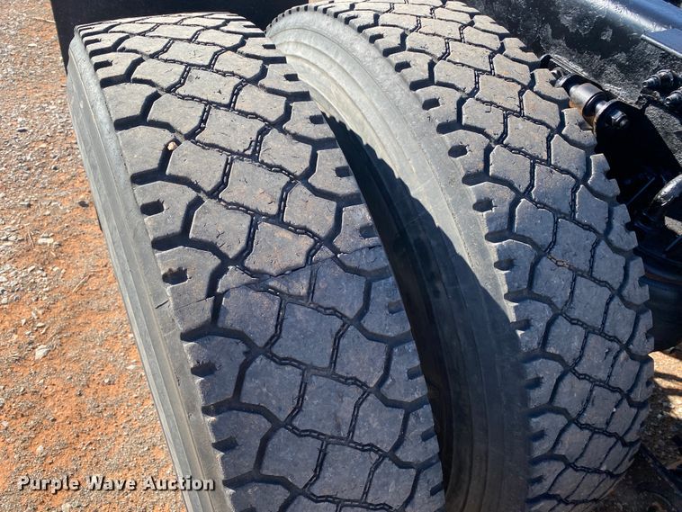 image for item DL1445 2013 Kenworth T800  semi truck