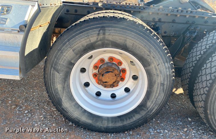 image for item DL1445 2013 Kenworth T800  semi truck