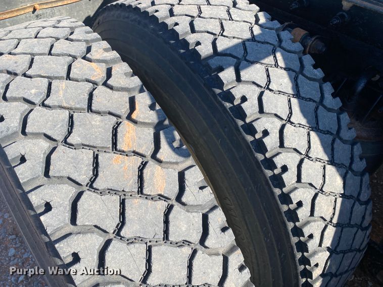 image for item DL1445 2013 Kenworth T800  semi truck