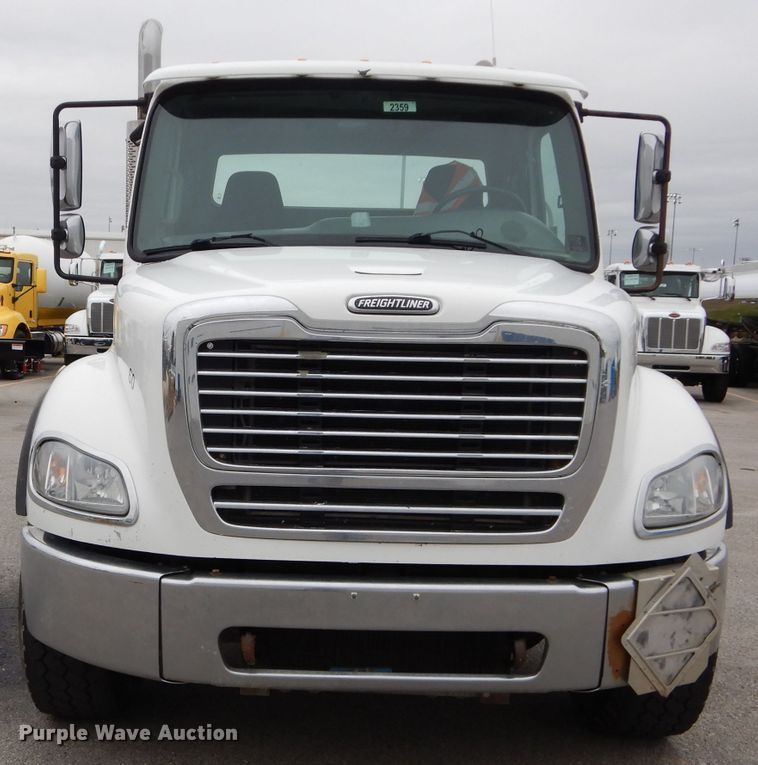image for item DM4405 2007 Freightliner Business Class M2  truck cab and chassis