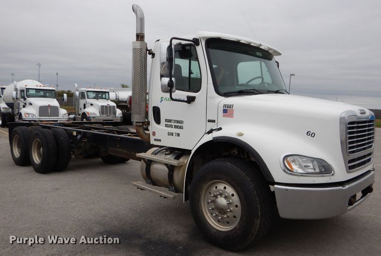 image for item DM4405 2007 Freightliner Business Class M2  truck cab and chassis