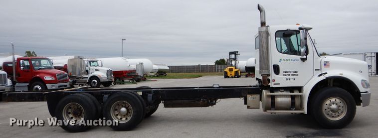 image for item DM4405 2007 Freightliner Business Class M2  truck cab and chassis