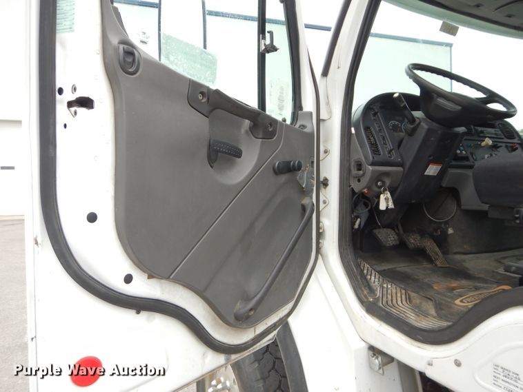 image for item DM4405 2007 Freightliner Business Class M2  truck cab and chassis