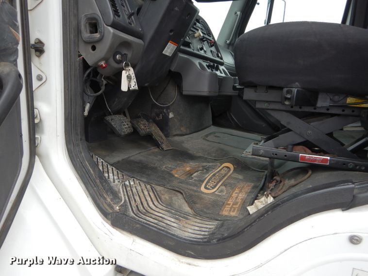 image for item DM4405 2007 Freightliner Business Class M2  truck cab and chassis