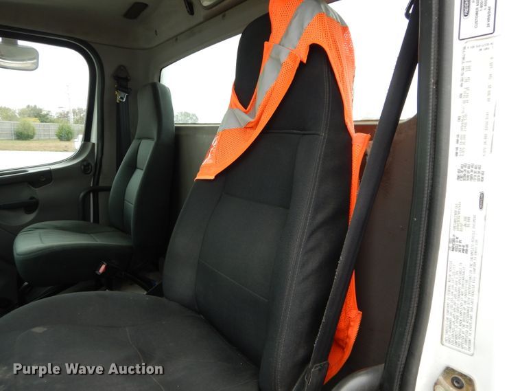 image for item DM4405 2007 Freightliner Business Class M2  truck cab and chassis