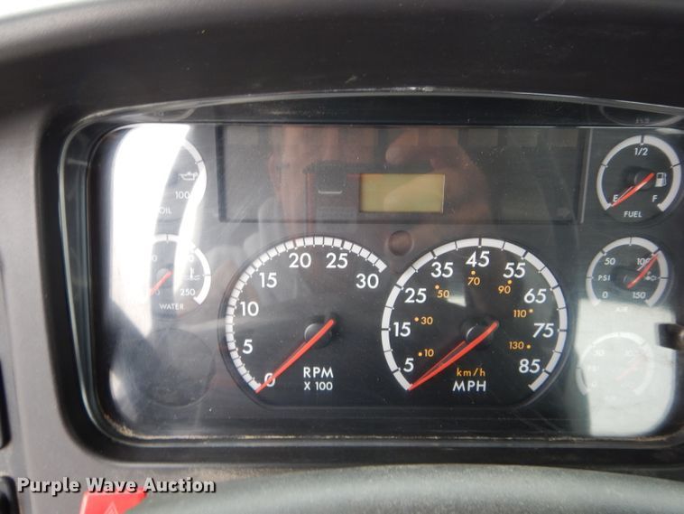 image for item DM4405 2007 Freightliner Business Class M2  truck cab and chassis