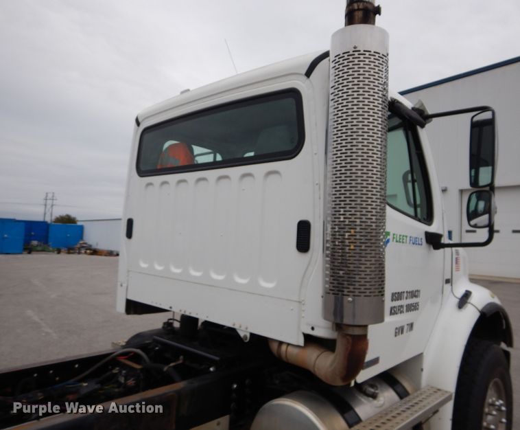 image for item DM4405 2007 Freightliner Business Class M2  truck cab and chassis