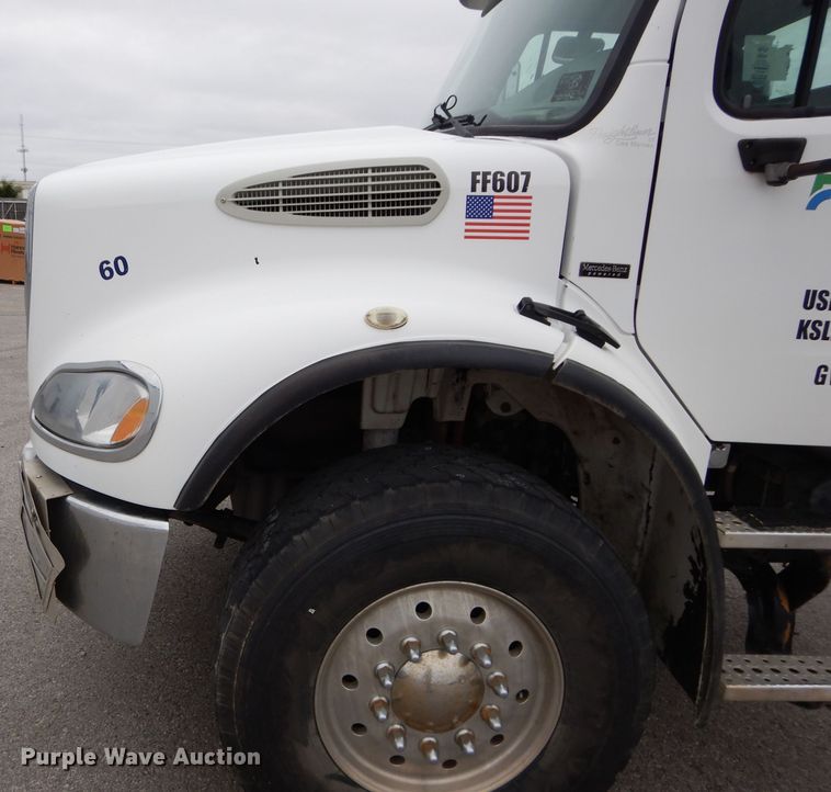 image for item DM4405 2007 Freightliner Business Class M2  truck cab and chassis