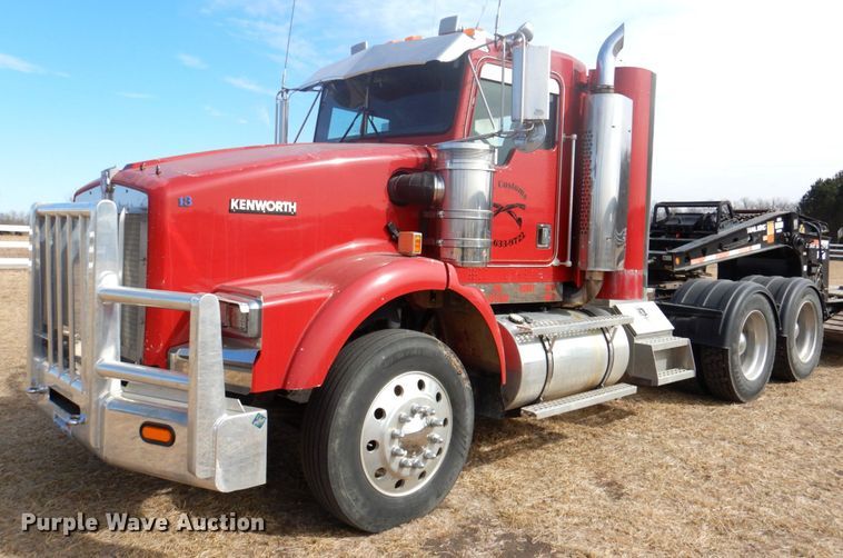 image for item DN1318 2001 Kenworth T800  semi truck