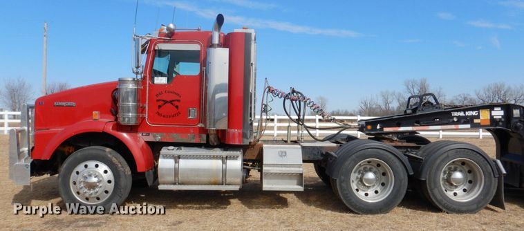 image for item DN1318 2001 Kenworth T800  semi truck