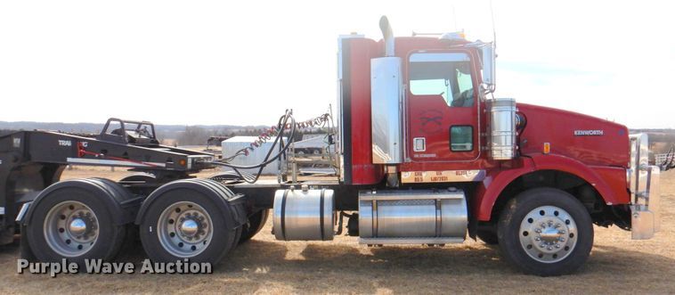 image for item DN1318 2001 Kenworth T800  semi truck